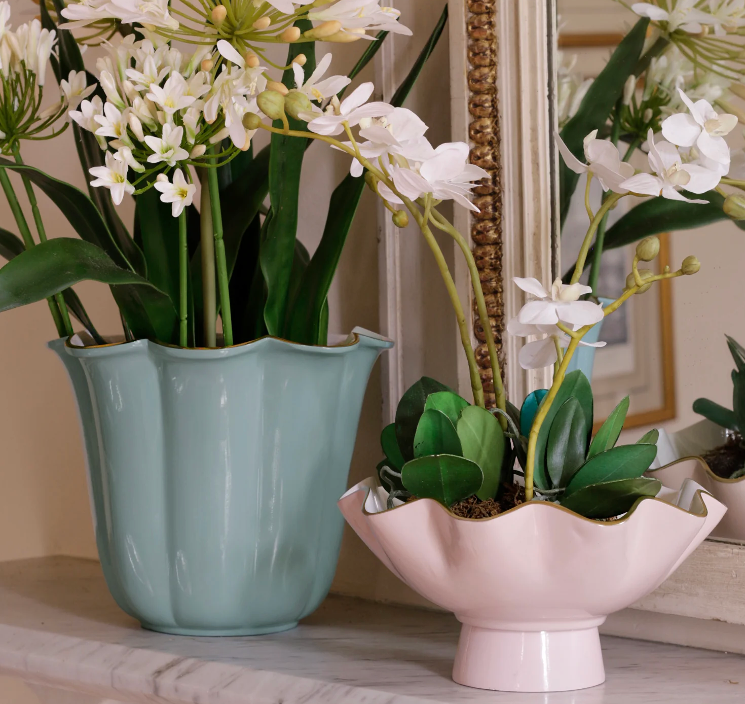 ENCANTO Carola Small Pedestal (Camellia and White)